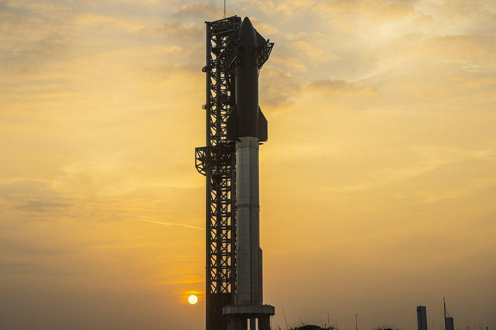 Loď Starship pripojen&aacute; k nosiču Super Heavy pred &scaron;tvrtkov&yacute;m &scaron;tartom. FOTO: Spacex