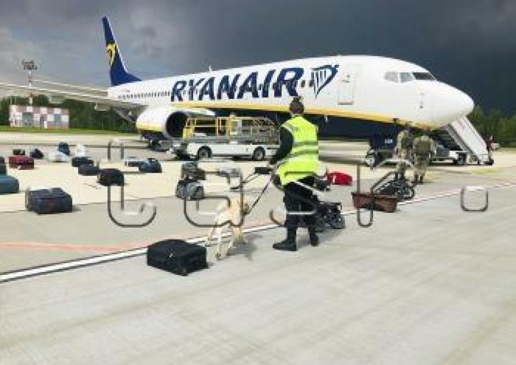 Bezpečnostná služba za pomoci psa kontroluje batožinu cestujúcich lietadla spoločnosti Ryanair s registračným číslom SP-RSM, v ktorom cestoval aj bývalý šéfredaktor bieloruského opozičného spravodajského portálu Nexta Raman Pratasevič, na letisku v Minsku. FOTO: TASR/AP