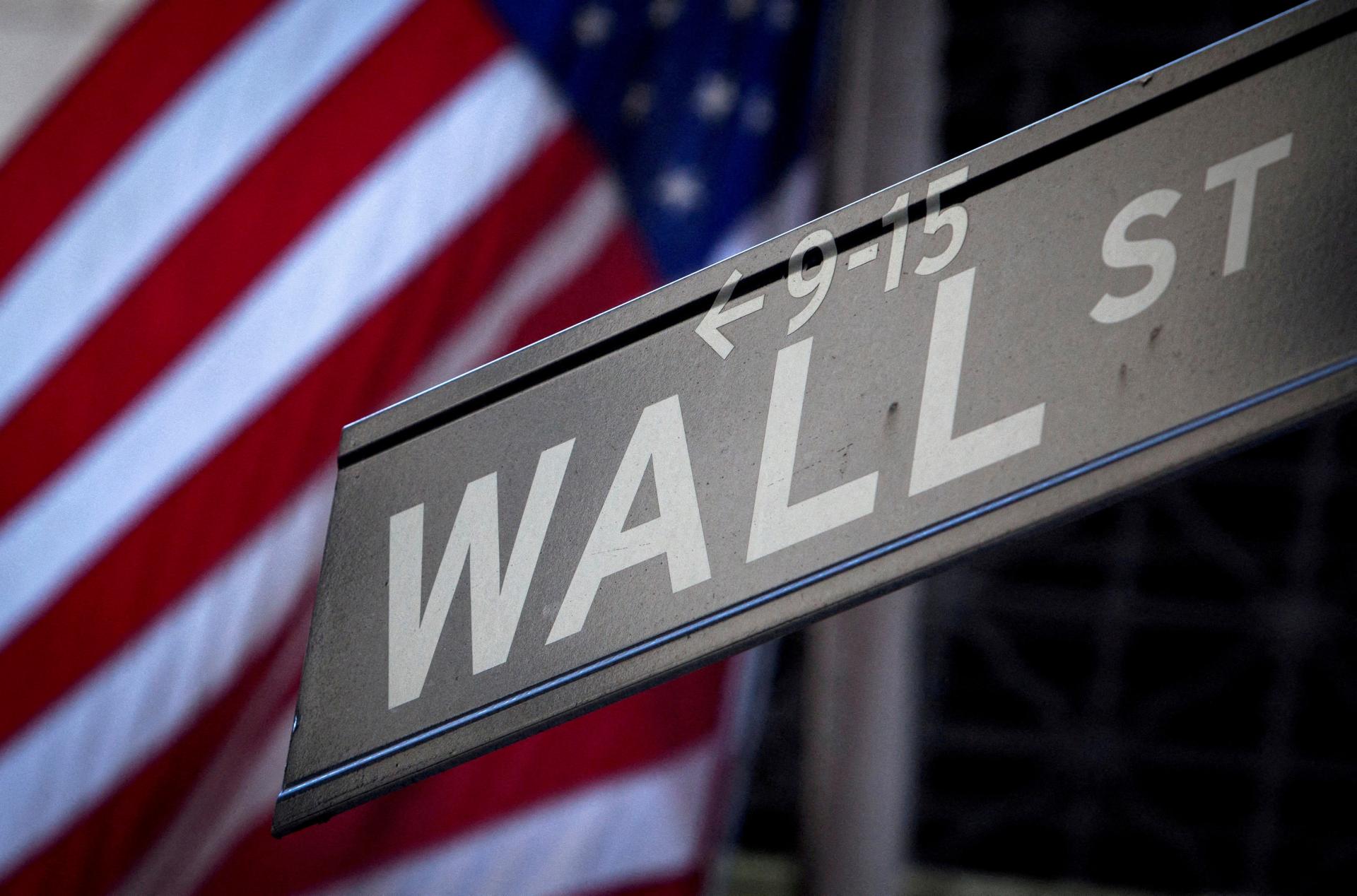 Wall Street v piatok prakticky stagnovala, za celý týždeň mierne klesla. Investori prehodnocovali výsledky