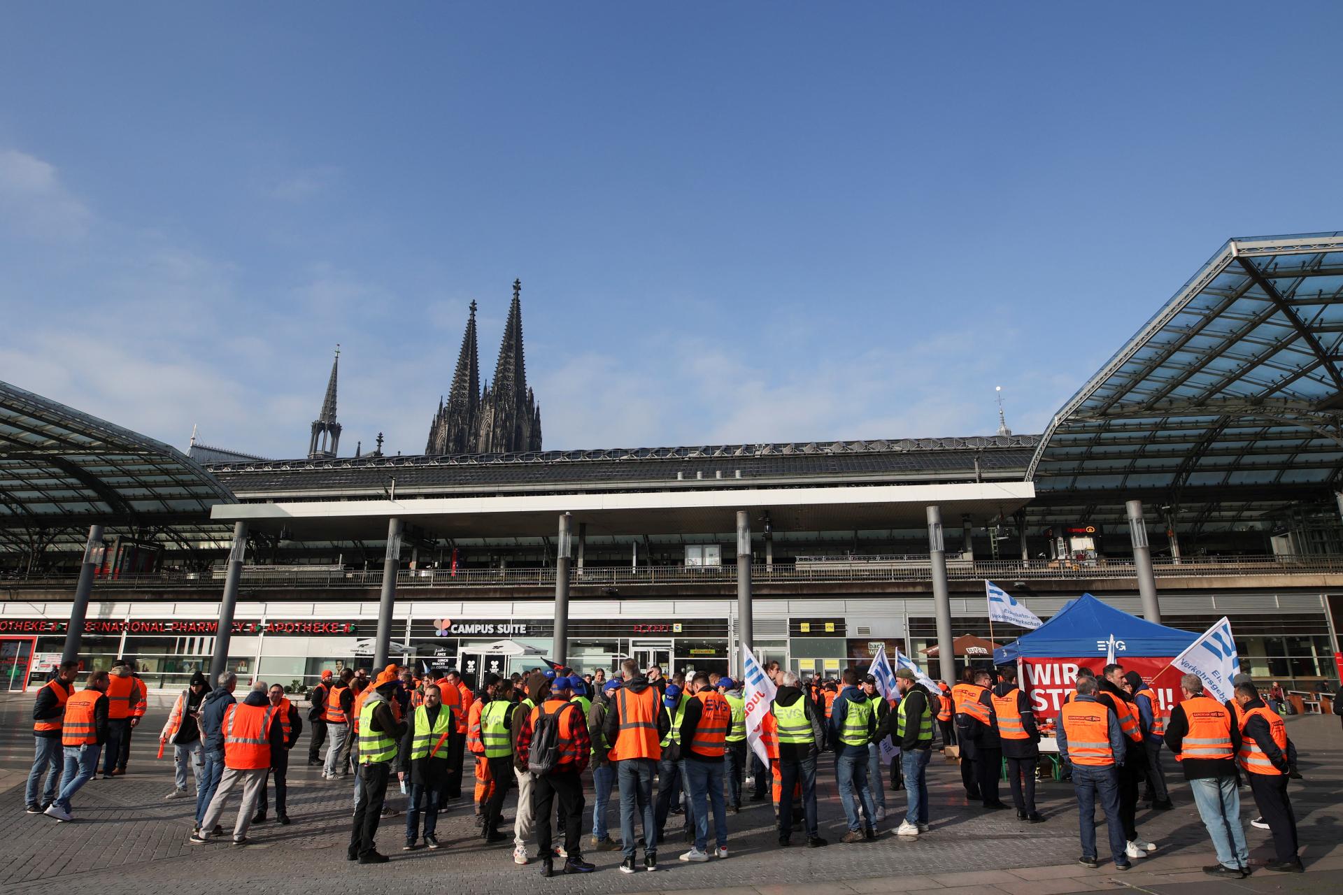Nemecké odbory zvolali na pondelok štrajk na berlínskom letisku, dopravné lietadlá neodletia