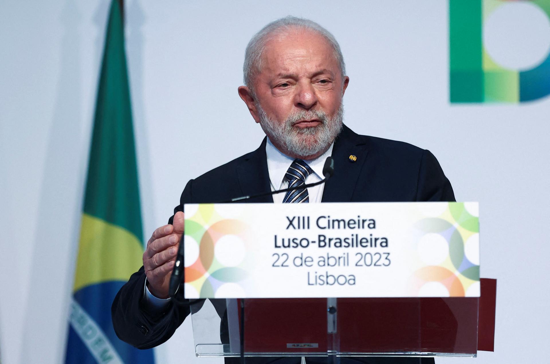 Ukrajinci demonštrovali pred brazílskou ambasádou v Lisabone kvôli Lulovi. Viní zo začatia vojny aj Kyjev