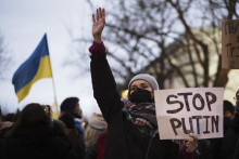 Žena drží transparent na podporu Ukrajiny počas demonštrácie pred ruským vežvyslanectvom v Berlíne. FOTO: TASR/AP