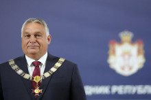 Maďarský premiér Viktor Orbán pózuje s vyznamenaním Rad Srbska počas stretnutia so srbským prezidentom Aleksandrom Vučičom. FOTO: TASR/AP