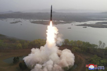 Na snímke severokórejskej vlády nová ICBM raketa Hwasong-18, ktorá bola skúšobne odpálená. FOTO: TASR/AP