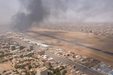 Armáda a polovojenské jednotky sa stretávajú v boji o moc v sudánskom Chartúme. FOTO: Reuters/Instagram/@lostshmi