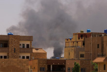 Dym stúpa z budov počas stretov medzi polovojenskými jednotkami rýchlej podpory a armádou v severnom Chartúme v Sudáne. FOTO: Reuters