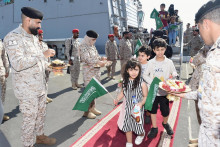 Občania Saudskej Arábie a ľudia z iných národností sú vítaní predstaviteľmi saudského kráľovského námorníctva, keď prichádzajú do morského prístavu v Jeddah po evakuácii cez saudskú námornú loď zo Sudánu. FOTO: Reuters