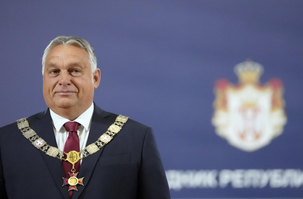 Maďarský premiér Viktor Orbán pózuje s vyznamenaním Rad Srbska počas stretnutia so srbským prezidentom Aleksandrom Vučičom. FOTO: TASR/AP