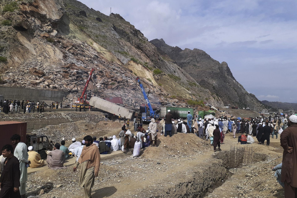 Miestni obyvatelia sa zhromažďujú neďaleko miesta zosuvu pôdy počas záchranných prác pri pakistanskom pohraničnom meste Túrcham. FOTO: TASR/AP