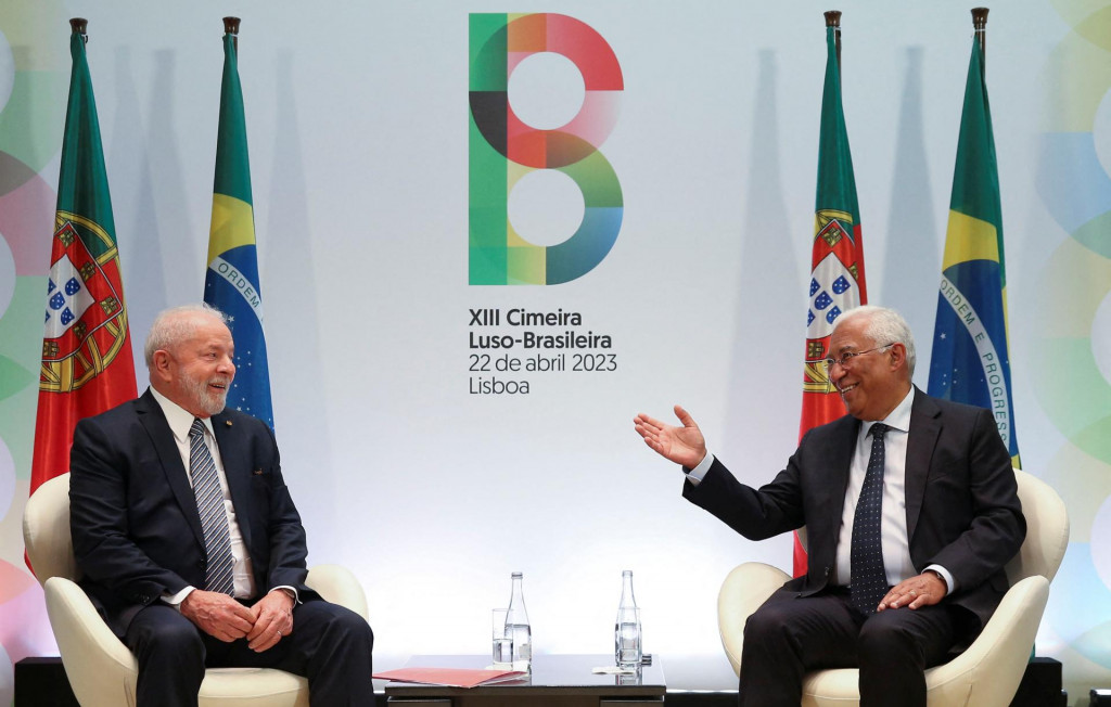 Brazílsky prezident Luiz Inacio Lula da Silva a portugalský premiér Antonio Costa. FOTO: Reuters