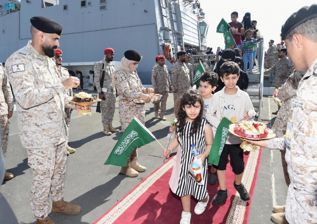 Občania Saudskej Arábie a ľudia z iných národností sú vítaní predstaviteľmi saudského kráľovského námorníctva, keď prichádzajú do morského prístavu v Jeddah po evakuácii cez saudskú námornú loď zo Sudánu. FOTO: Reuters