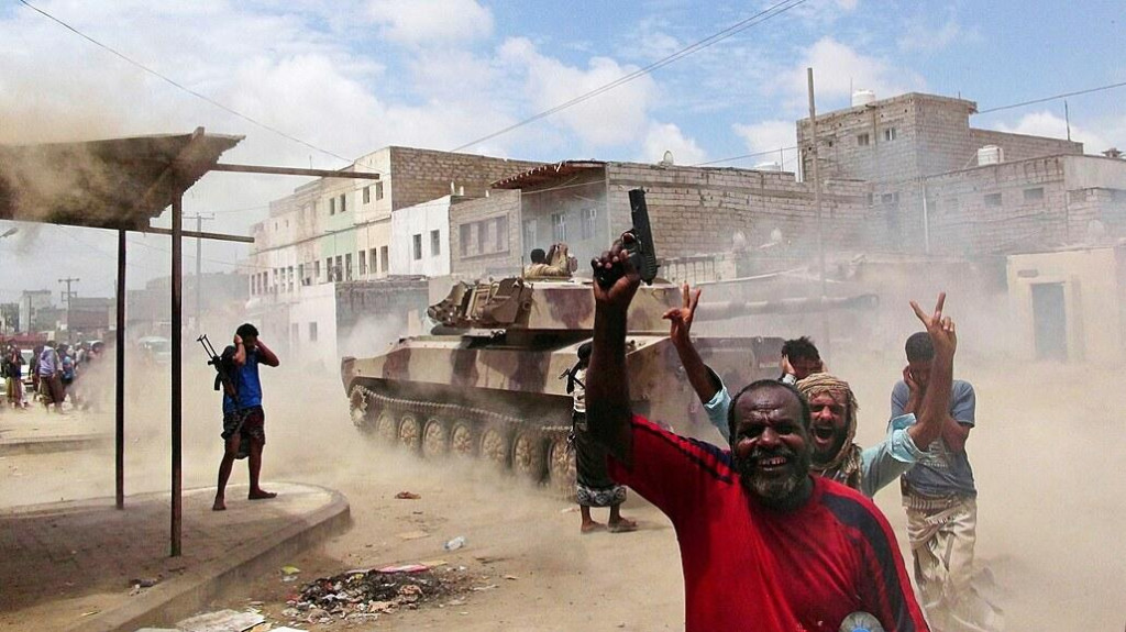 Pouličné boje v jemenskom prístave Aden v roku 2015. FOTO: Reuters