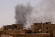 Z budov v severnom Chartúme stúpa dym následkom stretov medzi polovojenskými jednotkami rýchlej podpory a armádou. FOTO: Reuters