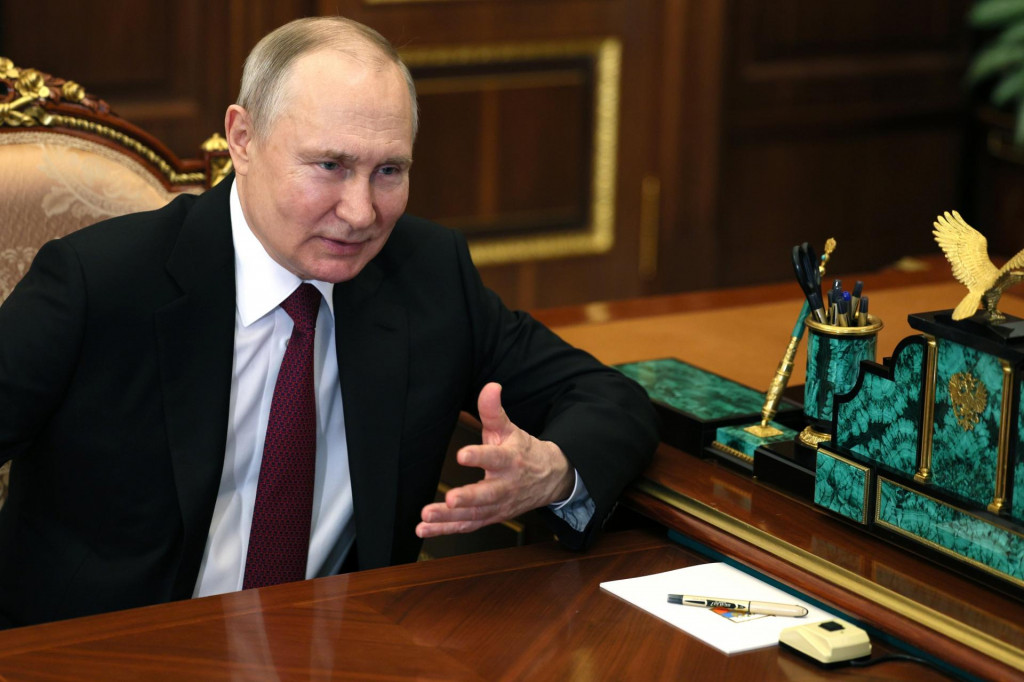 Ruský prezident Vladimir Putin gestikuluje pri stretnutí so šéfom vesmírnej agentúry Roskosmos Jurijom Borisovom v Kremli v Moskve 12. apríla 2023. FOTO: TASR/AP