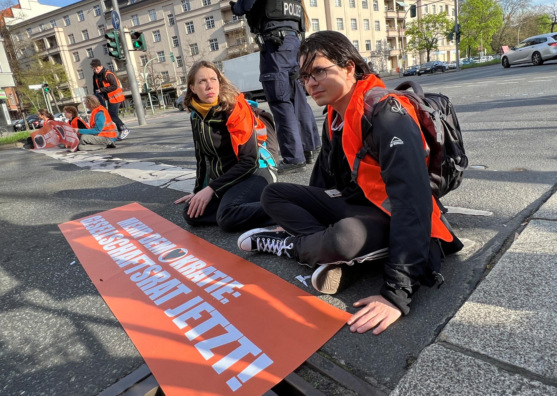 Klimatickí aktivisti v Berlíne zablokovali dopravu na najmenej 20 miestach