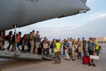 Francúzski občania prichádzajú na leteckú základňu francúzskej armády umiestnenej v Džibuti. FOTO: Etat-major Des Armees