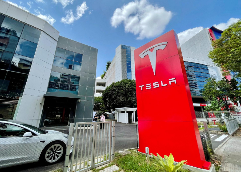 Servisn&eacute; stredisko Tesla v Singapure. FOTO: Reuters