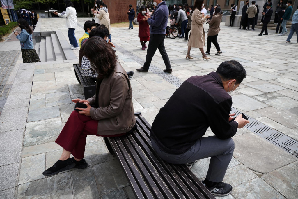 Bankovníctvo a platobná karta patria k bežnej výbave mobilných telefónov. FOTO: Reuters