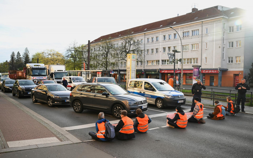 Aktivisti „Letzte Generation“ (Posledná generácia) blokujú cestu na protest za klimatické rady, obmedzenie rýchlosti na diaľniciach, ako aj za dostupnú verejnú dopravu v Berlíne. FOTO: Reuters