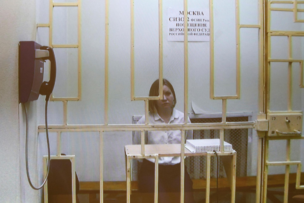 Darja Trepová na obrazovke v budove súdu počas video spojenia z väzenského centra v Moskve. FOTO: Reuters