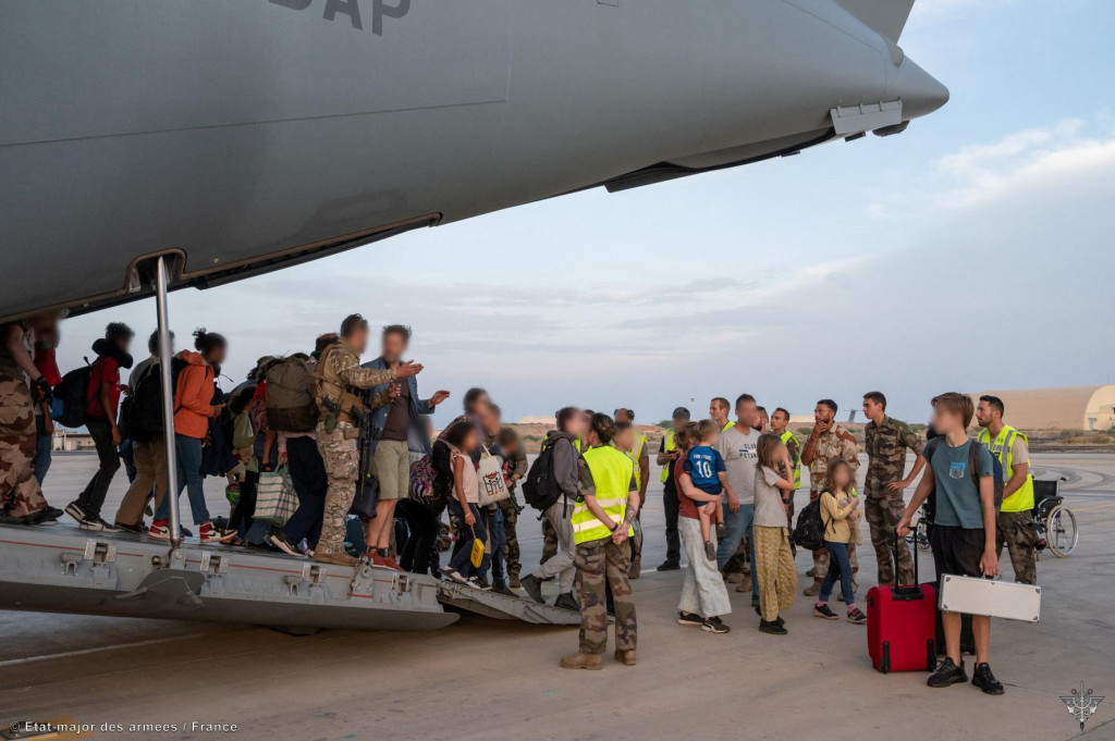 Francúzski občania prichádzajú na leteckú základňu francúzskej armády umiestnenej v Džibuti. FOTO: Etat-major Des Armees