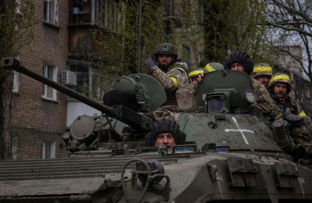 Ukrajinskí vojaci na bojovom vozidle pechoty v meste Časiv Jar neďaleko bachmutu. FOTO: Reuters