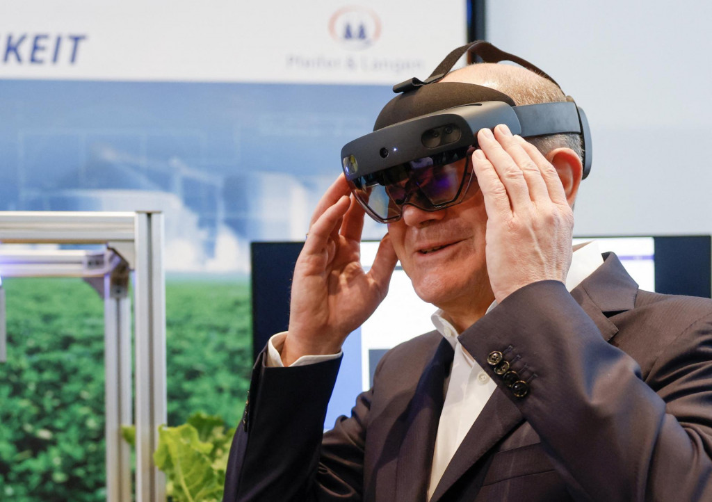 Európski lídri podporujú vývoj nových technológií. Zariadenie sprostredkujúce zážitok virtuálnej reality si v stredu v Berlíne vyskúšal aj nemecký spolkový kancelár Olaf Scholz.