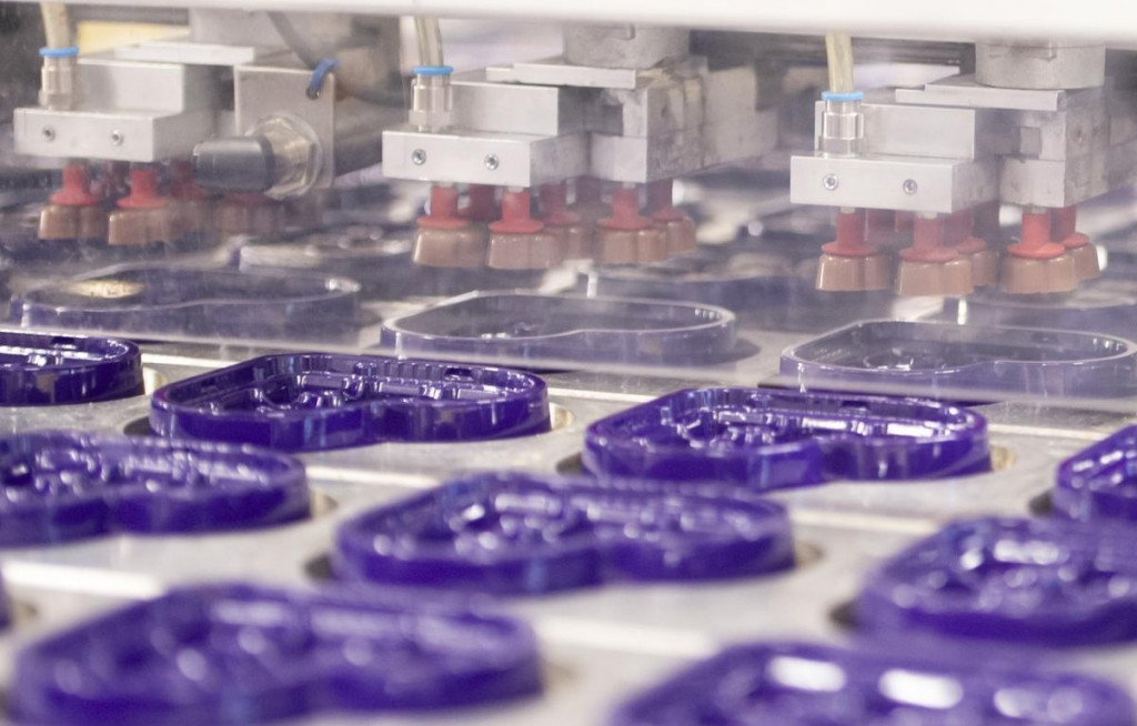 V&yacute;roba čokol&aacute;dov&yacute;ch praliniek v tov&aacute;rni na v&yacute;robu čokol&aacute;dy Mondelez International Bratislava. FOTO: TASR/Martin Baumann