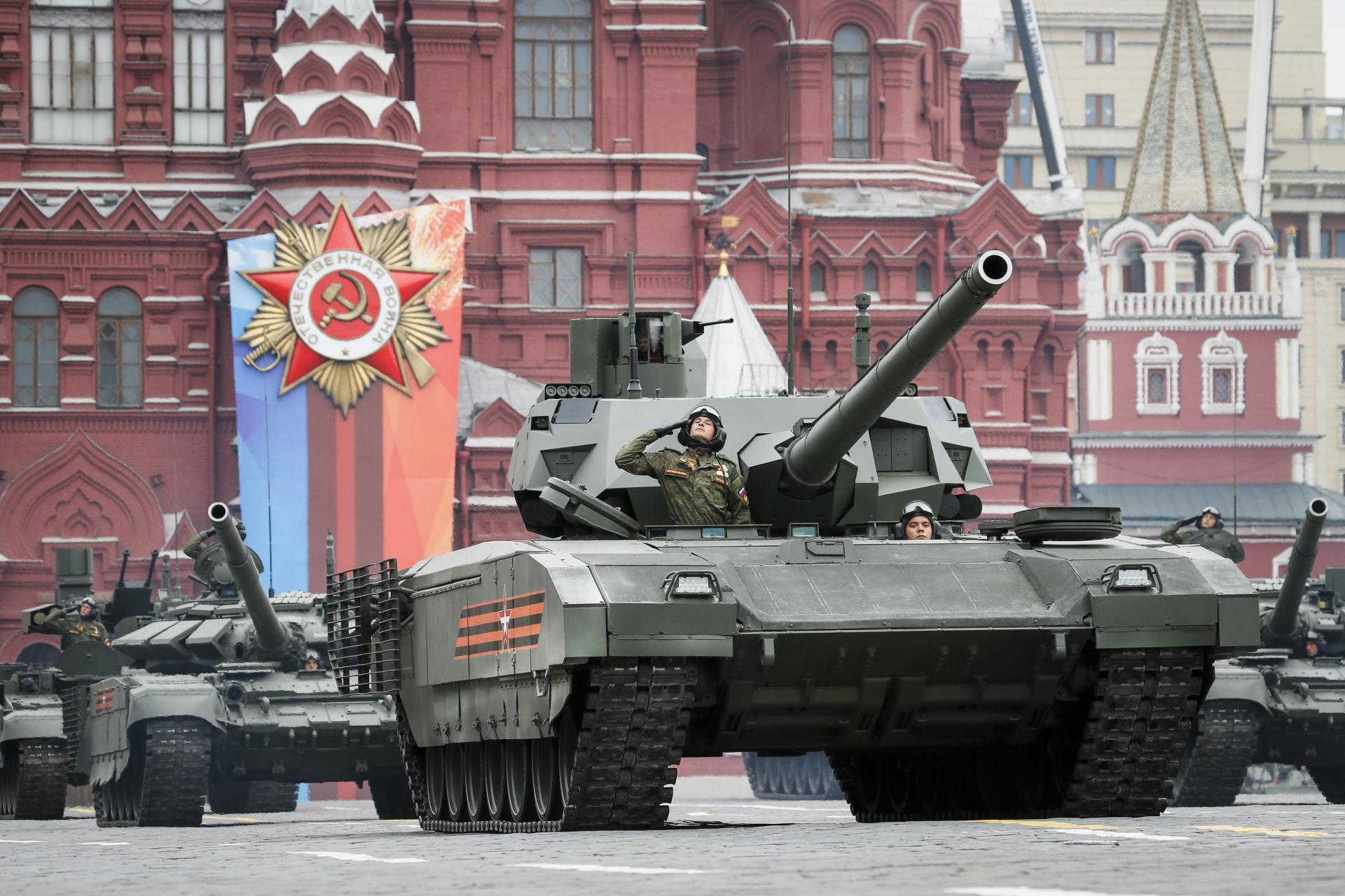 Do vojny na Ukrajine vstupujú ruské supertanky. Doteraz sa ukazovali len na prehliadkach