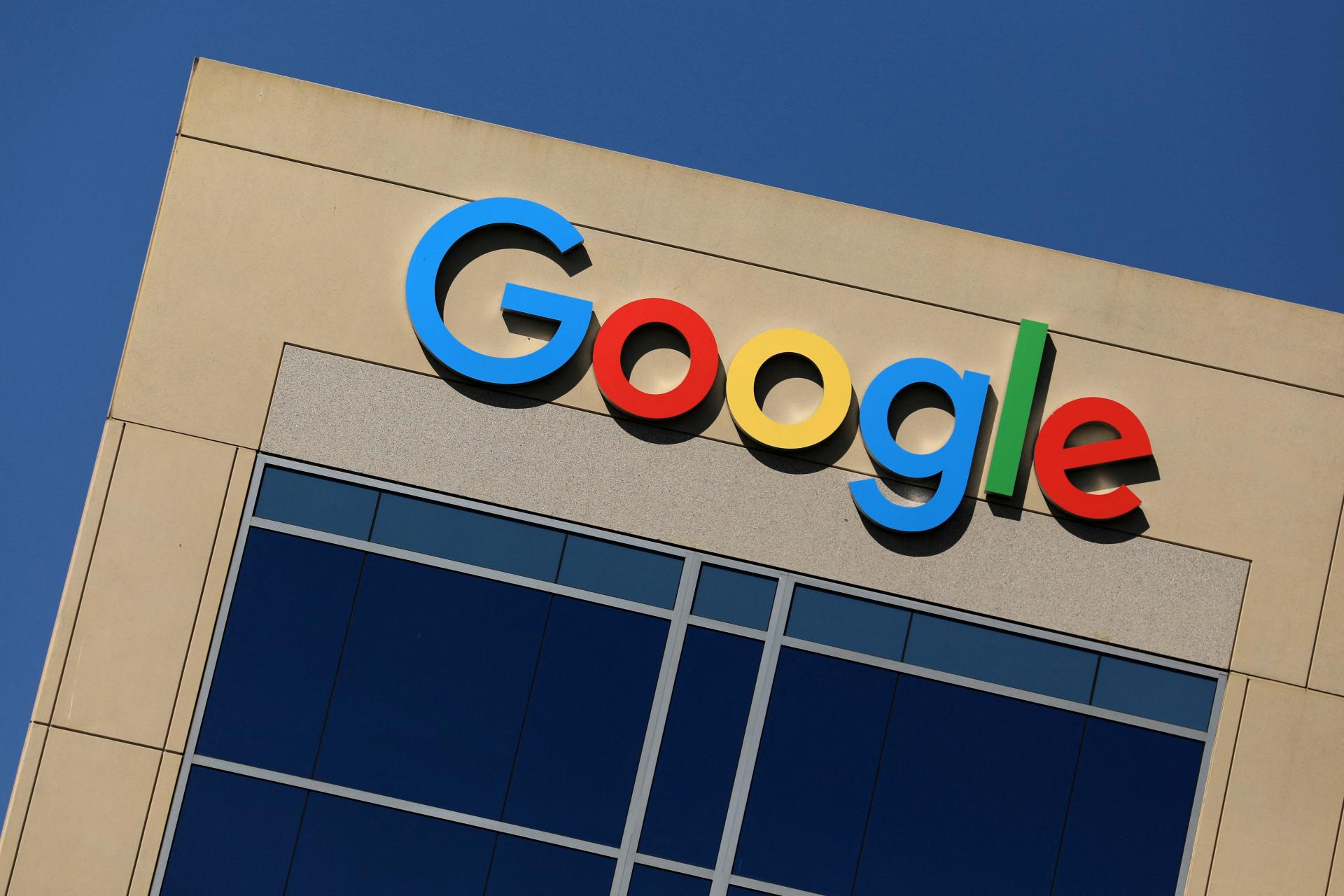 Zisk majiteľa Googlu klesol, tržby však vzrástli a predčili očakávania