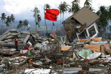 Následky zemetrasenia z roku 2005. Indonéziu často postihujú zemetrasenia, keďže leží na tichomorskom Ohnivom kruhu, kde sa stretávajú viaceré tektonické platne. FOTO: Twitter/Todaysfactsbot