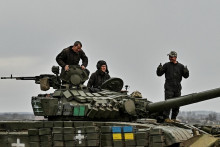 Ukrajinci na cvičisku blízko frontovej línie v Záporožskej oblasti. FOTO: Reuters