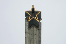 Lotyšsko sa rozhodlo zbúrať stovky sovietskych pamätníkov, napríklad tento 80 metrov vysoký obelisk v Rige. SNÍMKA: Reuters