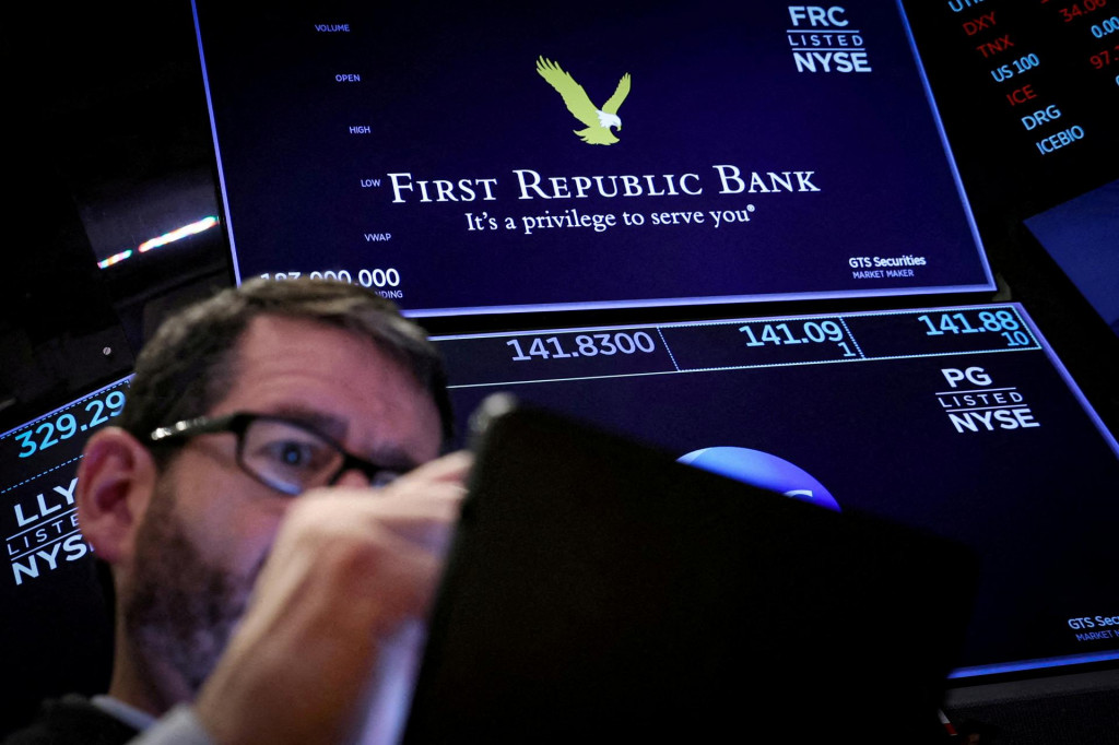 Obchodník pracuje na mieste, kde sa obchoduje s akciami First Republic Bank na burze cenných papierov v New Yorku. FOTO: Reuters