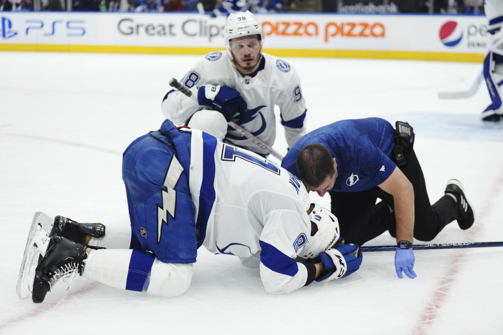 Slovenský hokejový obranca Tampa Bay Lightning Erik Černák kľačí na ľade po faule do oblasti hlavy. FOTO: TASR/AP