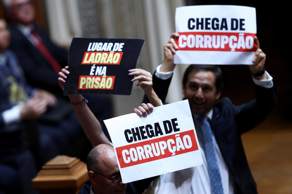 Členovia politickej strany Chega protestovali počas návštevy brazílskeho prezidenta Luiza Inacia Lulu da Silvu v portugalskom parlamente. FOTO: Reuters