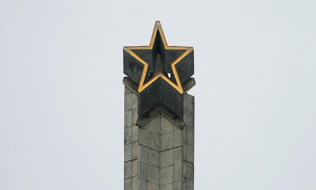 Loty&scaron;sko sa rozhodlo zb&uacute;rať stovky sovietskych pam&auml;tn&iacute;kov, napr&iacute;klad tento 80 metrov vysok&yacute; obelisk v Rige. SN&Iacute;MKA: Reuters