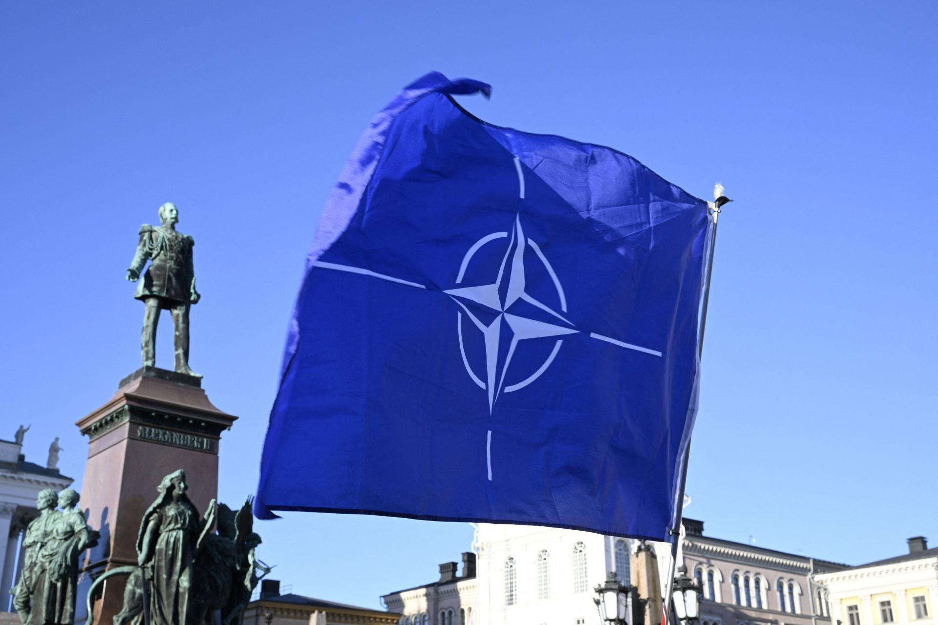 NATO treba rozširovať obozretne, povedal maďarský minister obrany. Politiku otvorených dverí podporuje