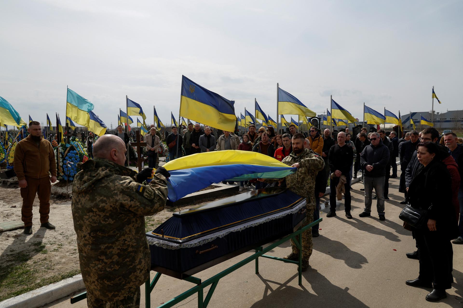 Deň s ukrajinskými hrobármi. Naši hrdinovia si to zaslúžia, bojovať by som nechcel, tvrdí jeden z nich