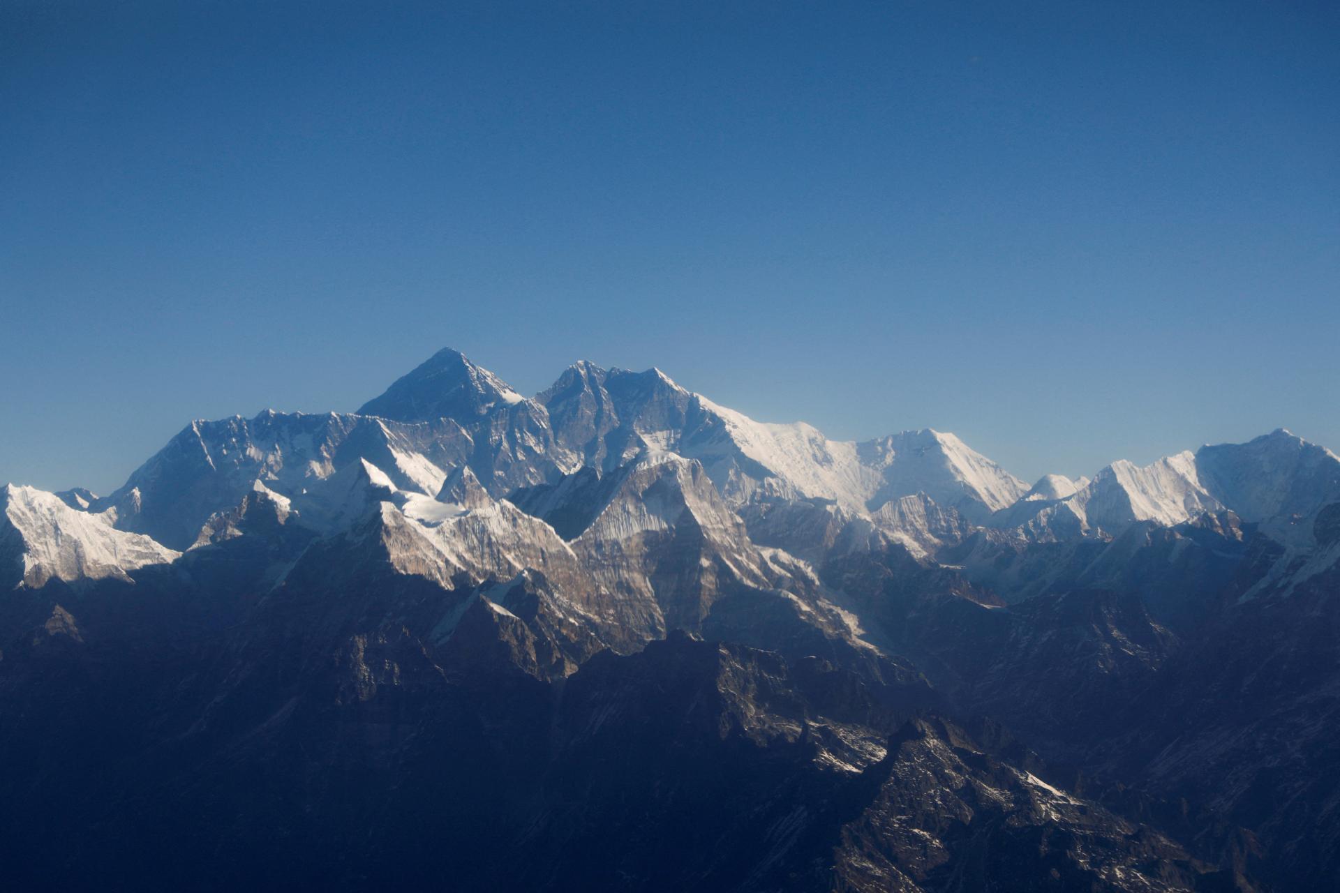 Nepál vydal rekordný počet povolení na výstup na najvyššiu horu sveta