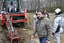 Dočasne poverený minister životného prostredia Ján Budaj kontroluje odber vzoriek počas sanačných prác v lokalite Prameň. FOTO: TASR/R. Hanc