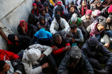 Migranti, ktorých lode sa potopili v mori a ktorých zachránila líbyjská pobrežná stráž. FOTO: Reuters