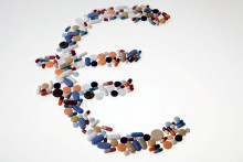Farmaceutické produkty sú poskladané do tvaru symbolu pre euro. FOTO: Reuters