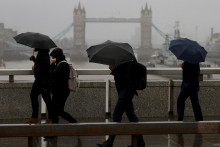 Ľudia kráčajú po moste v Londýne. FOTO: Reuters