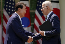 Americký prezident Joe Biden a juhokórejský prezident Yoon Suk Yeol. FOTO: Reuters