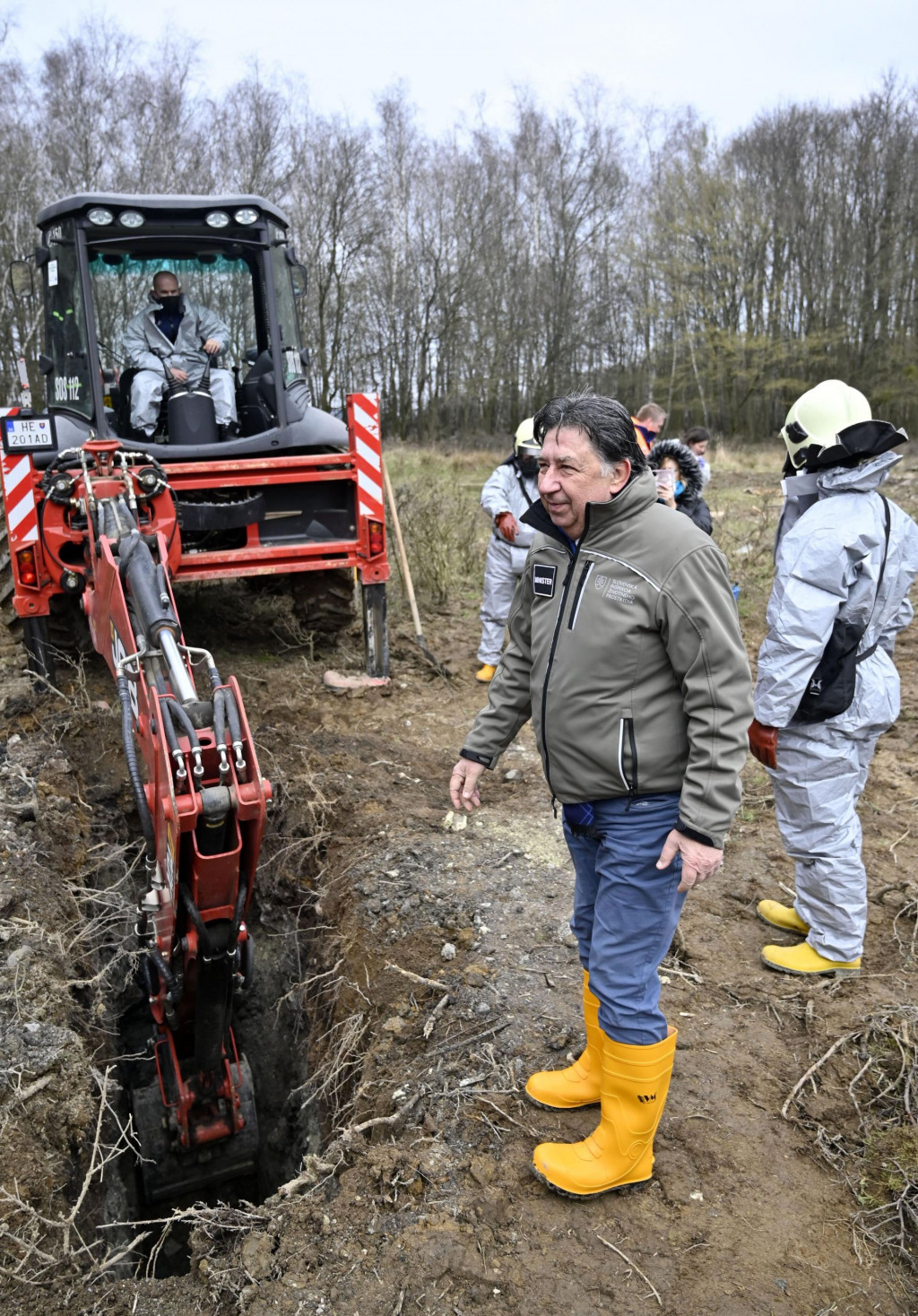 Dočasne poverený minister životného prostredia Ján Budaj kontroluje odber vzoriek počas sanačných prác v lokalite Prameň. FOTO: TASR/R. Hanc