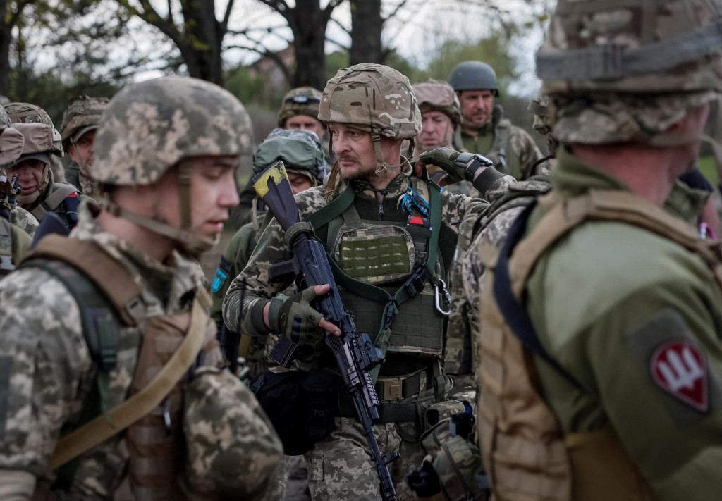 Ukrajinskí vojaci zo 115. brigády územnej obrany sa zúčastňujú na cvičení neďaleko hraníc s Bieloruskom. FOTO: Reuters