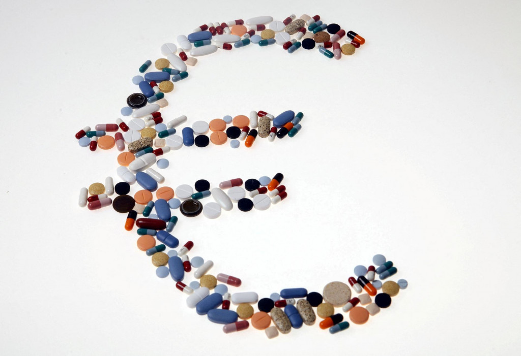 Farmaceutické produkty sú poskladané do tvaru symbolu pre euro. FOTO: Reuters