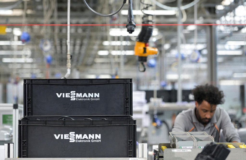 Zamestnanec pracuje na výrobnej linke v závode nemeckého výrobcu plynového vykurovania Viessmann. FOTO: Reuters