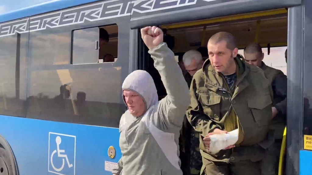 Zajatí ruskí príslušníci odchádzajú z autobusu po poslednej výmene vojnových zajatcov počas rusko-ukrajinského konfliktu na neznámom mieste. FOTO: Reuters/Russian Defence Ministry